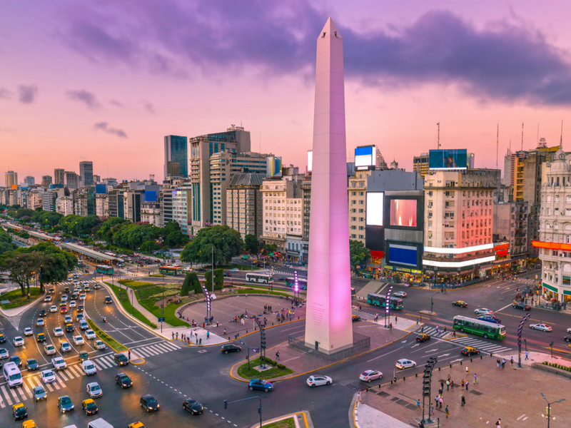 Viajeros explorando la Plaza de Mayo en Buenos Aires, Argentina con Rauquén Viajes