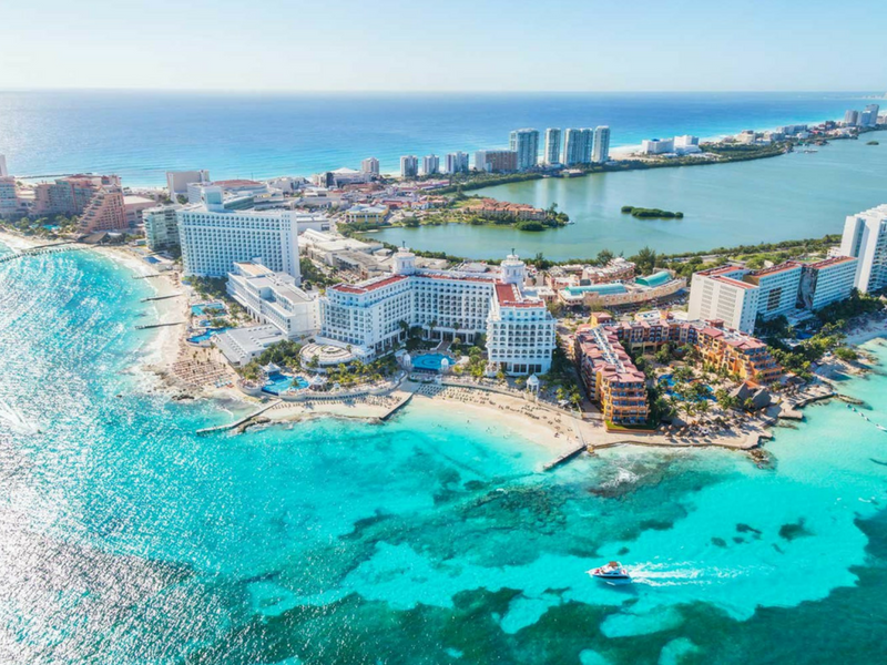 Playa de arena blanca y mar turquesa en Cancún, México con Rauquén Viajes