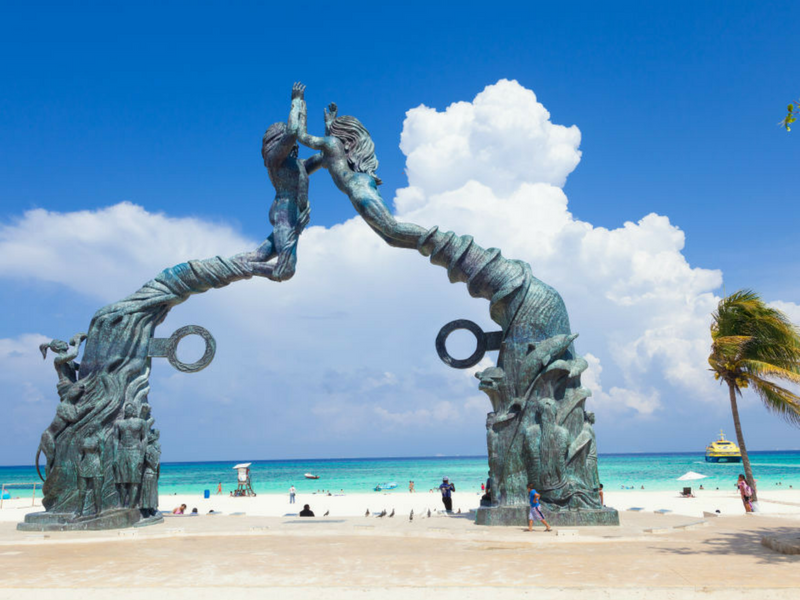 Turistas caminando por la Quinta Avenida en Playa del Carmen, México con Rauquén Viajes
