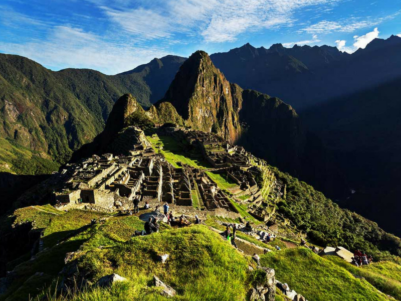Visitantes admirando las ruinas de Machu Picchu, Perú con Rauquén Viajes