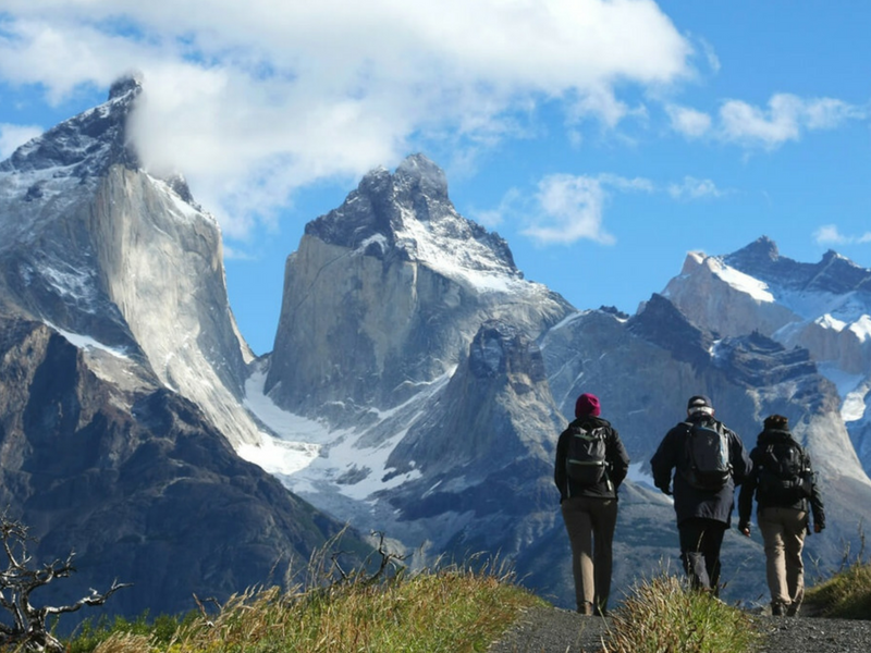 Senderistas en el Parque Nacional Torres del Paine, Chile con Rauquén Viajes